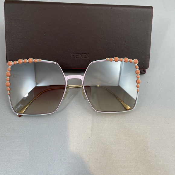 FENDI SUNGLASSES! - Picture 5 of 12